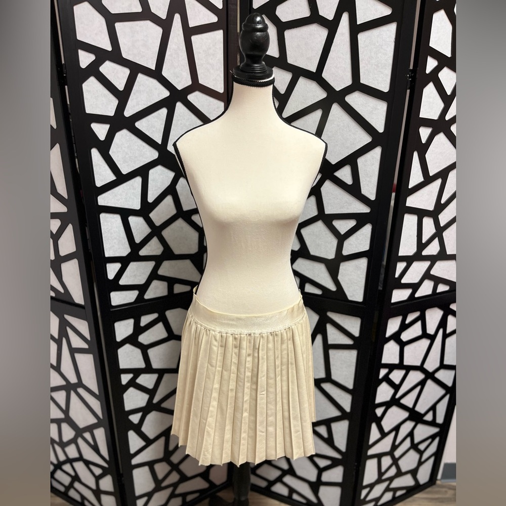 Cream Hinge pleated mini skirt